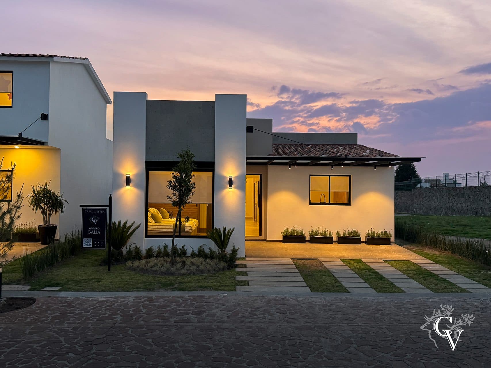 Casa moderna al atardecer — ABR Inmobiliaria